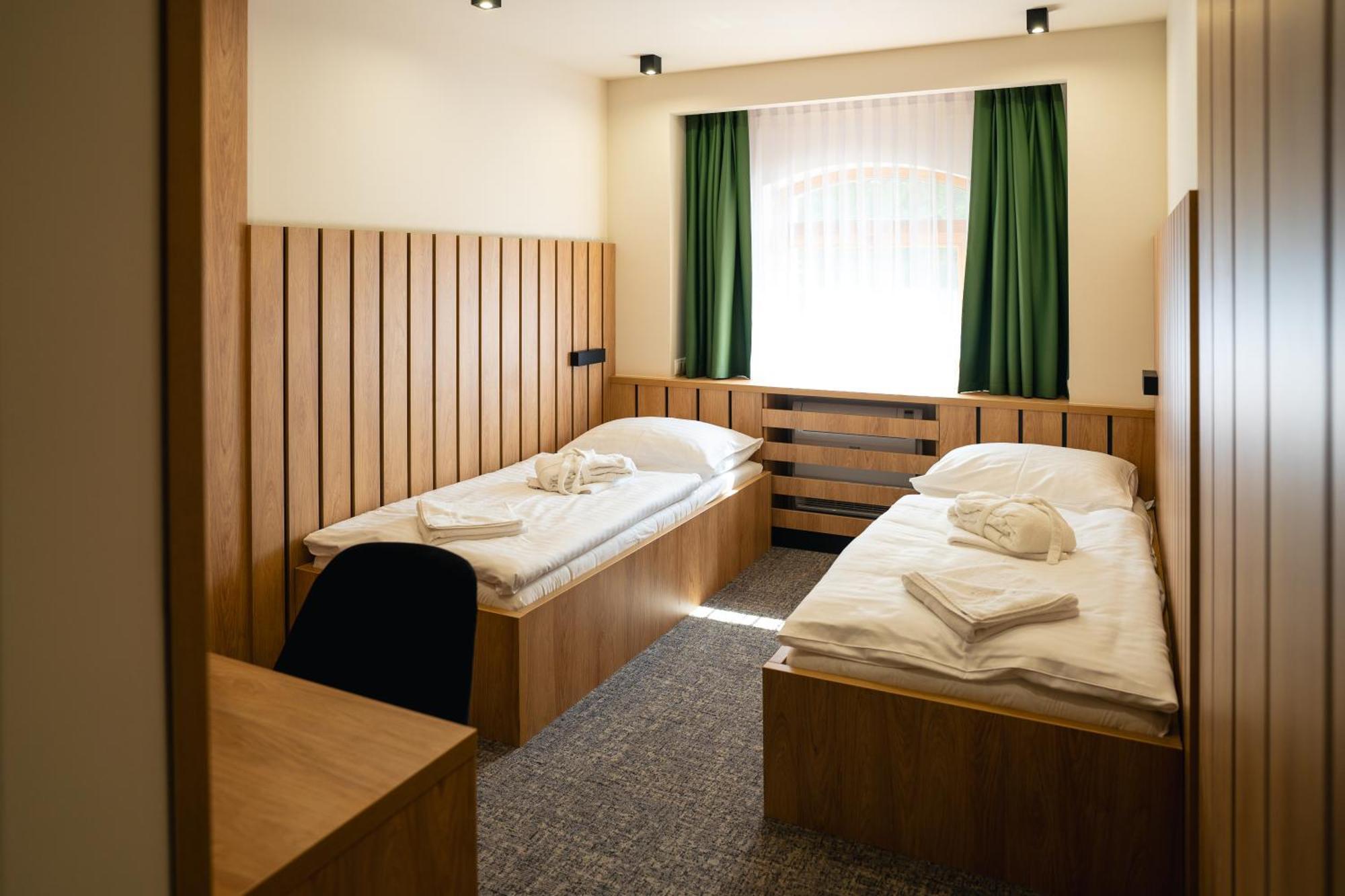Hunor Hotel Es Etterem Vasarosnameny Quarto foto
